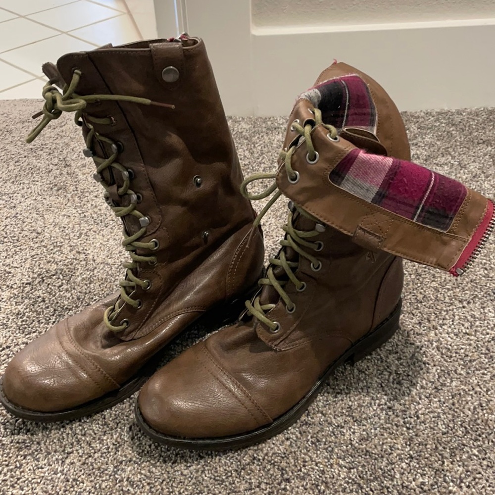 Cute military lace/ zip up boot, with flannel lining. Size 9